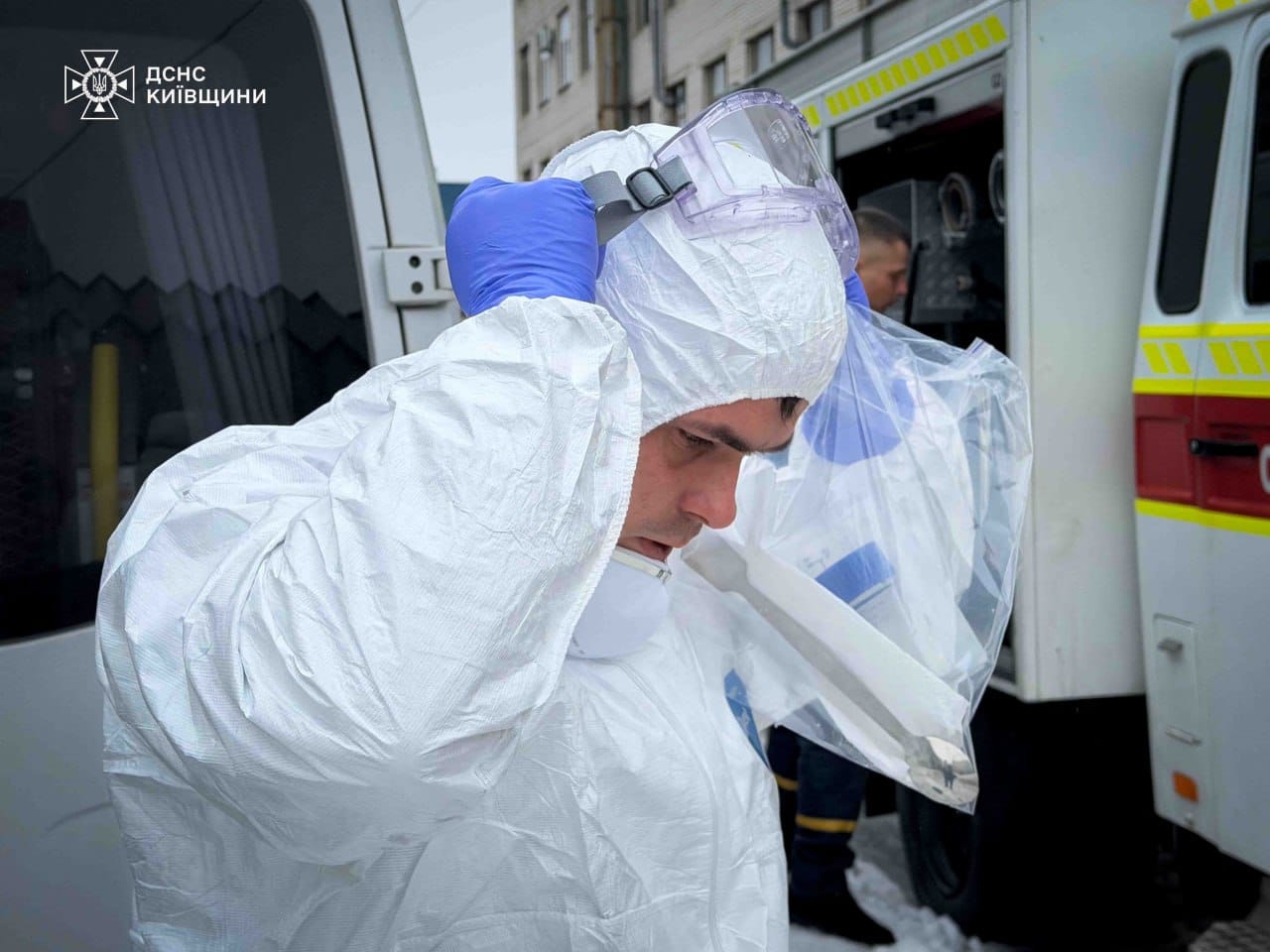 На Київщині хіміки ДСНС ідентифікували небезпечну знахідку на підприємстві - фото 4