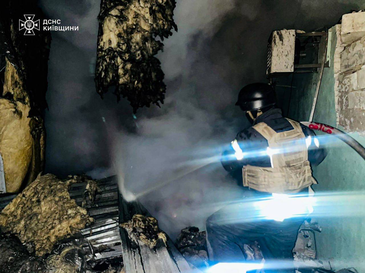 На Київщині внаслідок атаки РФ пошкоджено 8 будинків - фото 3