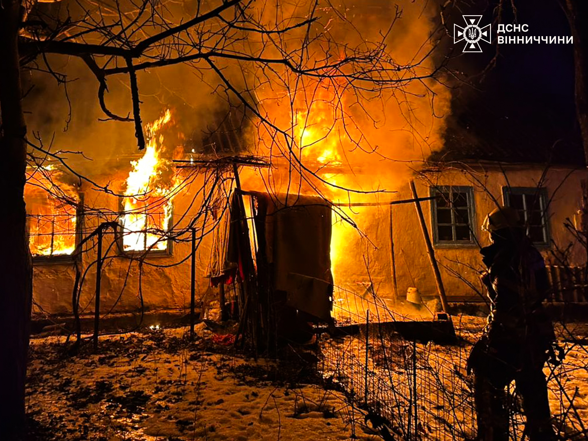 Вогонь забрав життя жінки: у Вінниці через пожежу госпіталізували дитину