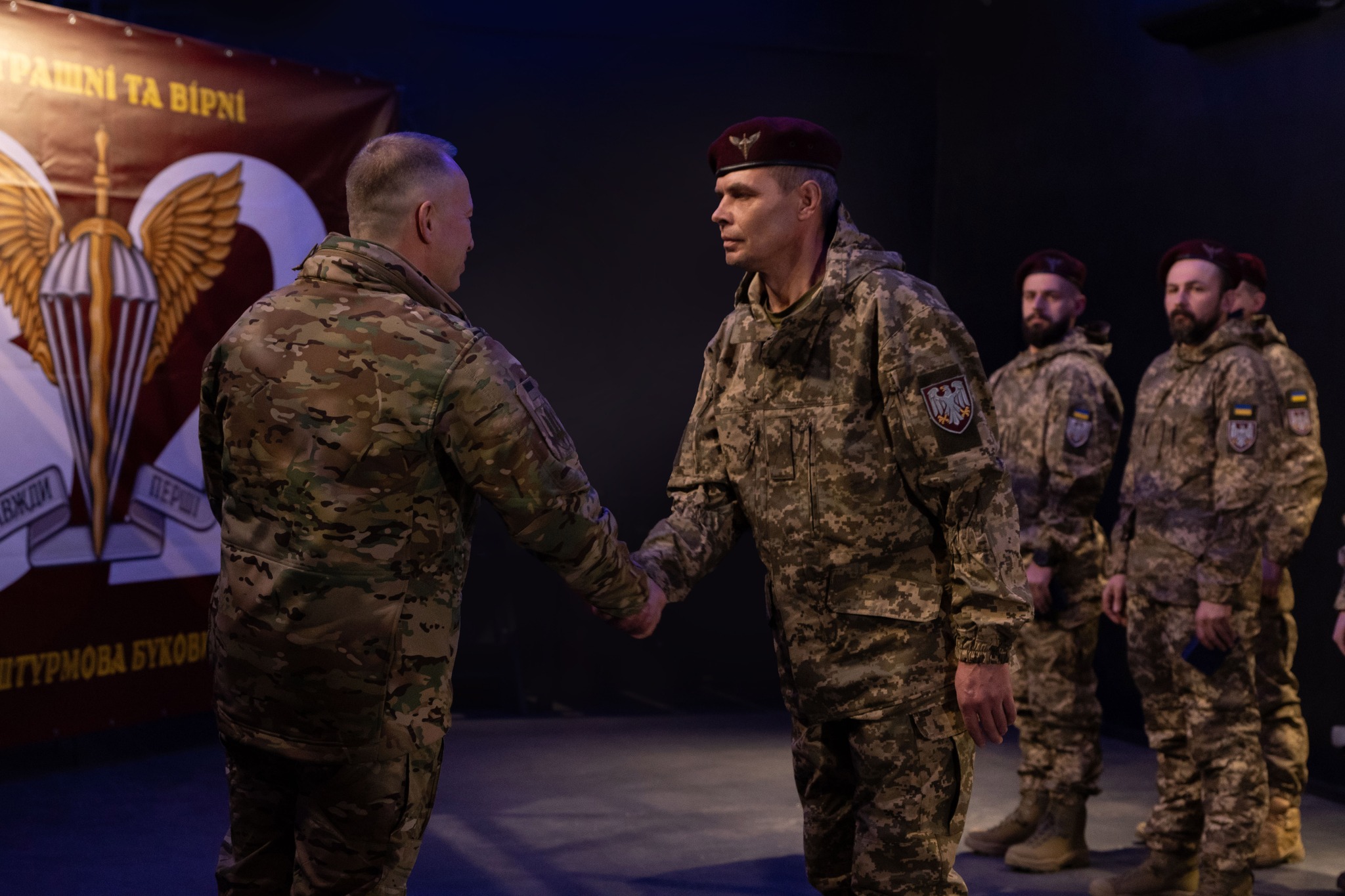 Сирський вручив нагрудний знак «Золотий хрест» Івану Романюку з Черкащини