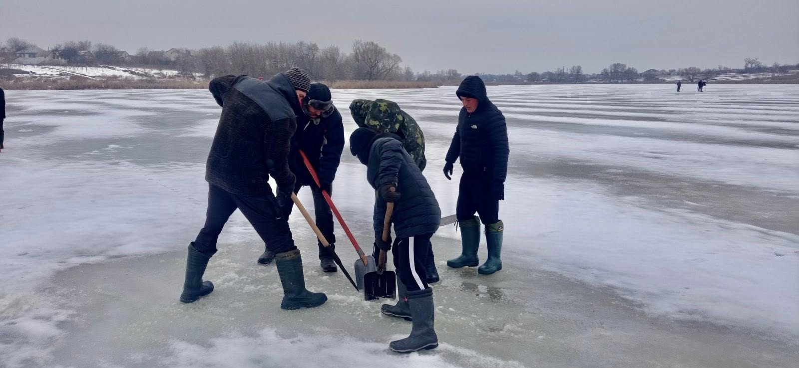 Бензопилами ріжуть ополонки на річці у Черкаській області, щоб врятувати рибу