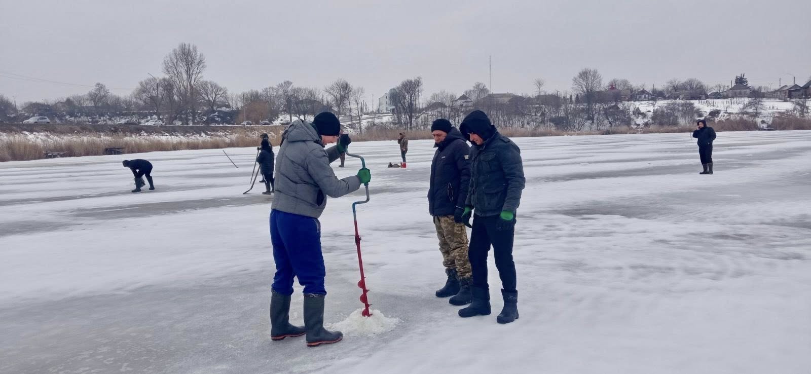 Бензопилами ріжуть ополонки на річці у Черкаській області, щоб врятувати рибу - фото 2