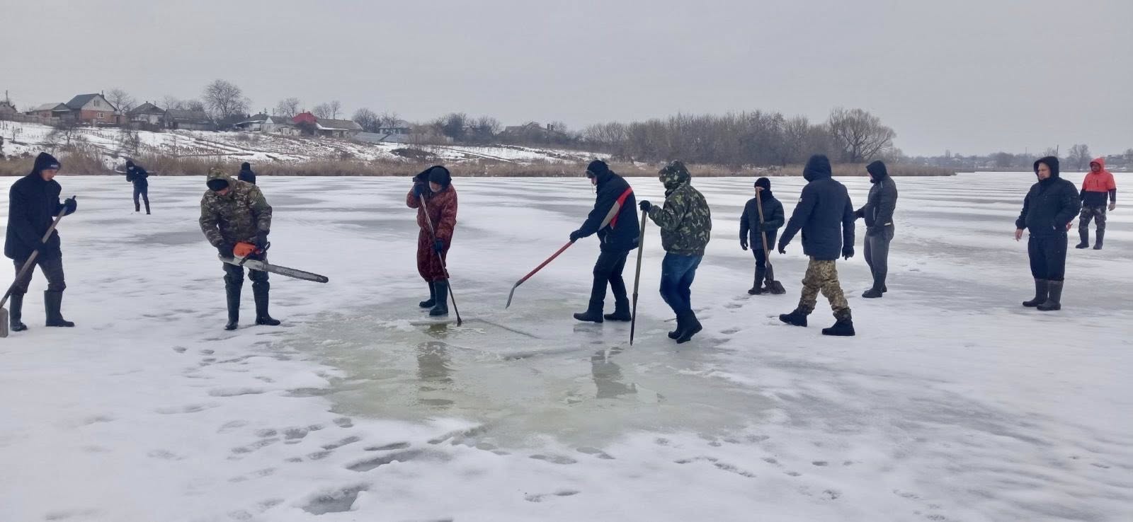 Бензопилами ріжуть ополонки на річці у Черкаській області, щоб врятувати рибу - фото 3