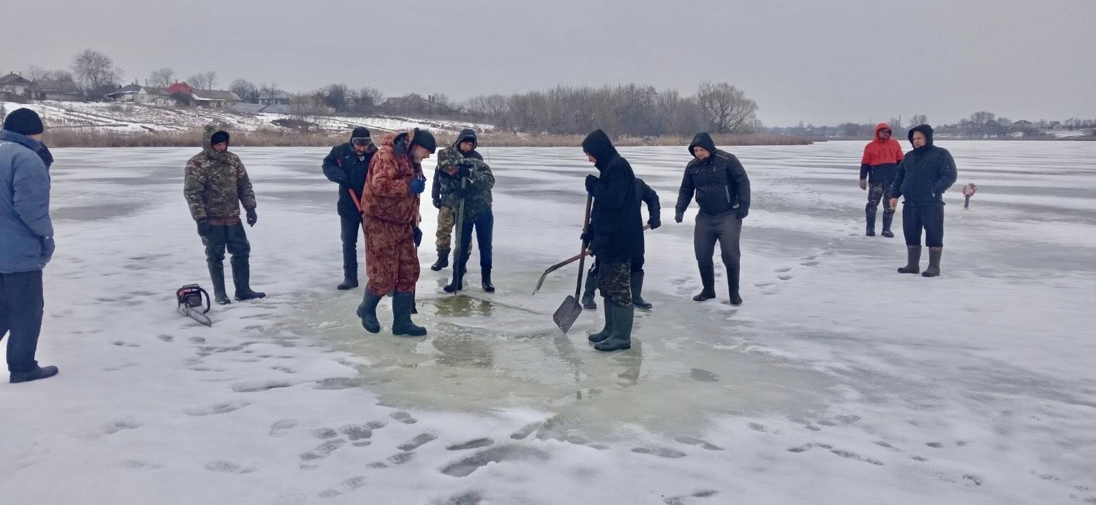 Бензопилами ріжуть ополонки на річці у Черкаській області, щоб врятувати рибу - фото 4