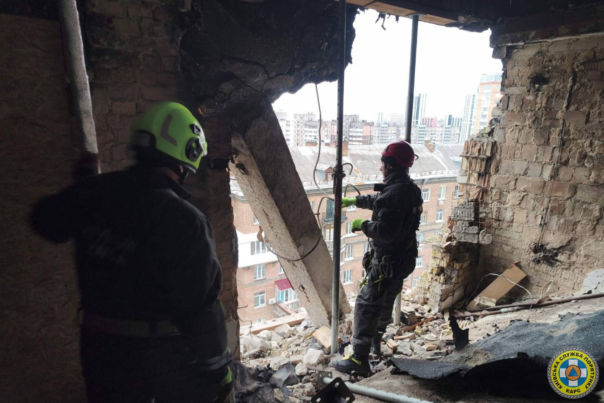 У столиці в постраждалому від обстрілу будинку провели аварійні роботи