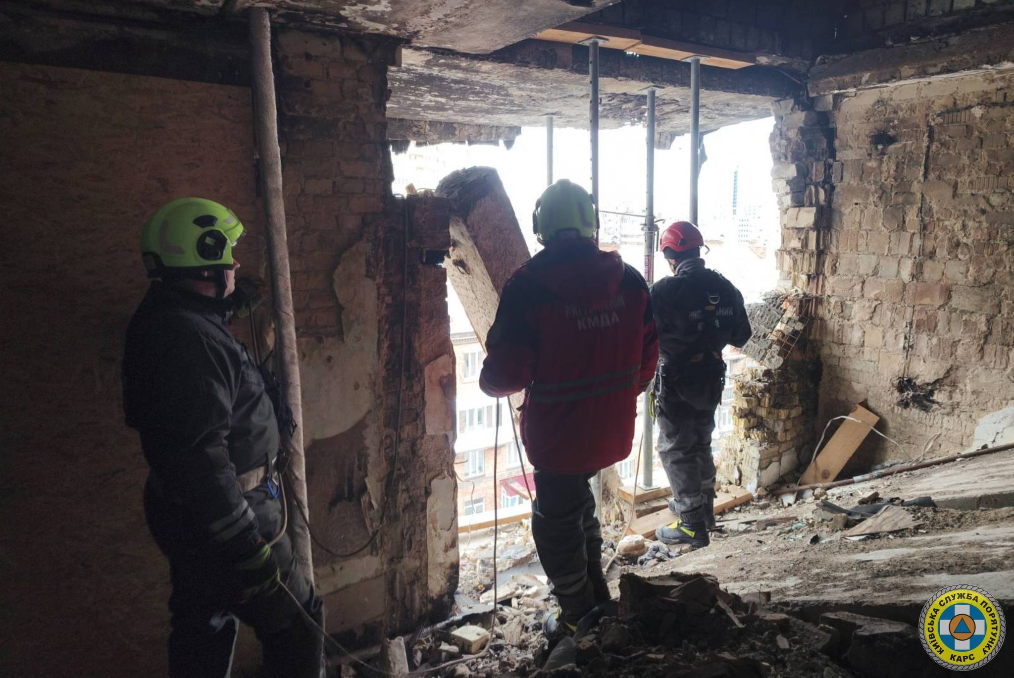 У столиці в постраждалому від обстрілу будинку провели аварійні роботи - фото 2