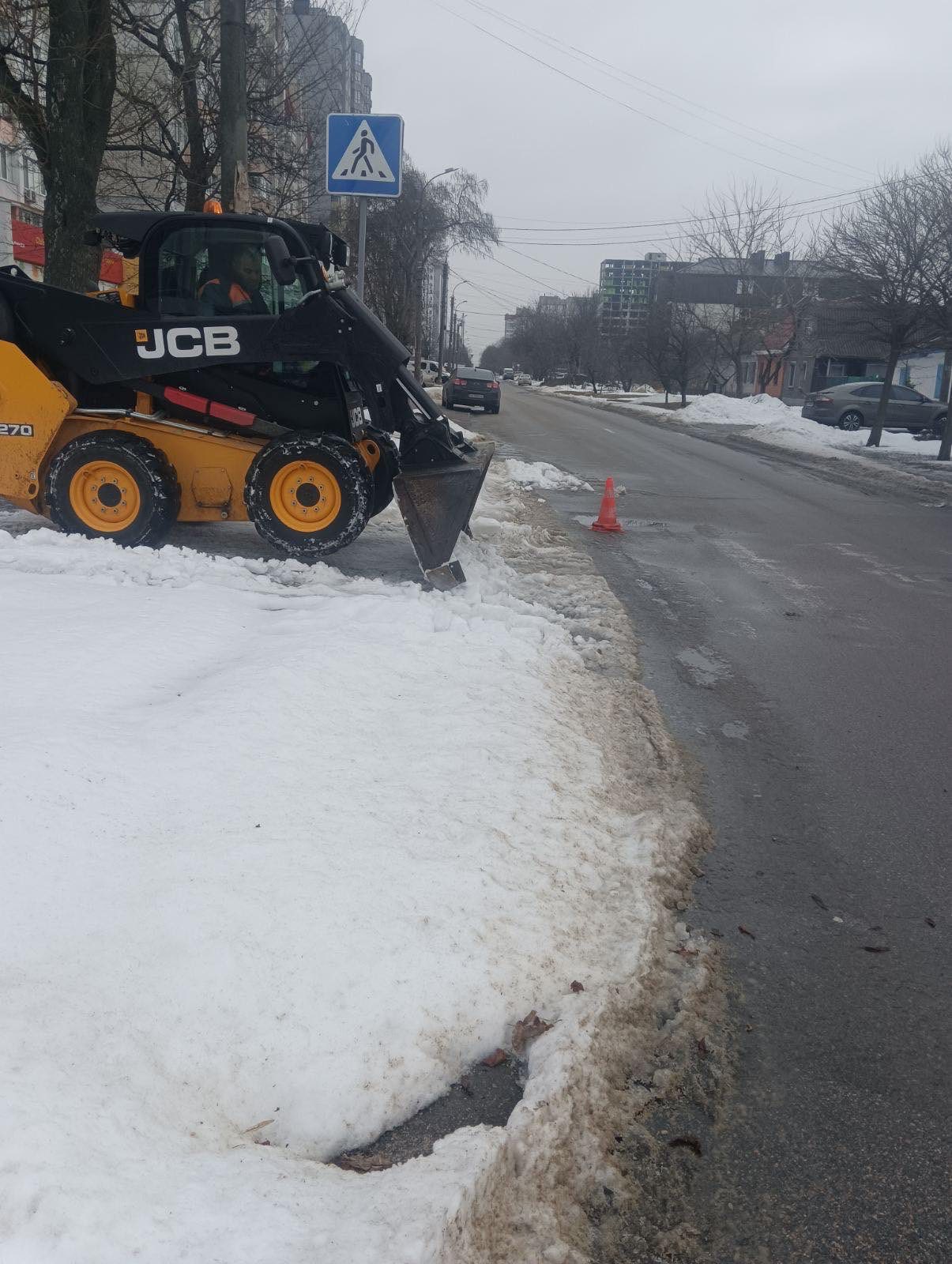 У Черкасах комунальники чистили переходи і зупинки від льоду
