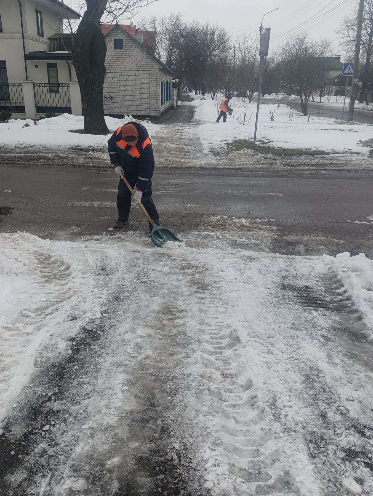 У Черкасах комунальники чистили переходи і зупинки від льоду - фото 2