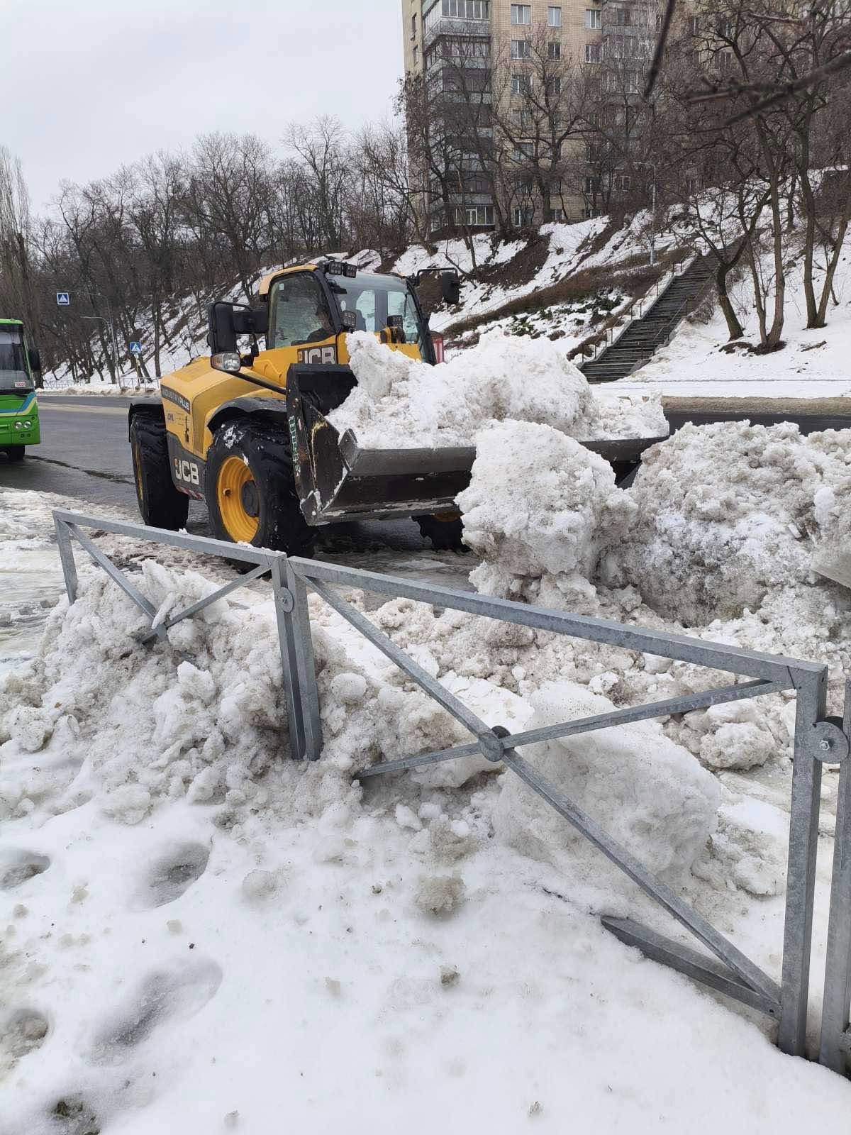 У Черкасах комунальники чистили переходи і зупинки від льоду - фото 3