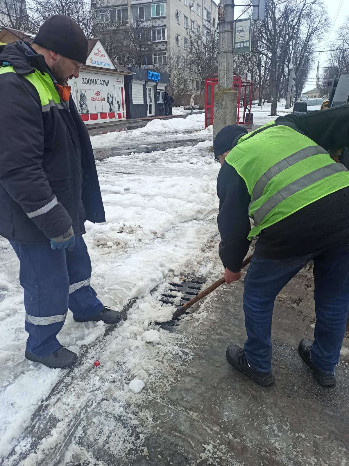 У Черкасах комунальники чистили переходи і зупинки від льоду - фото 4