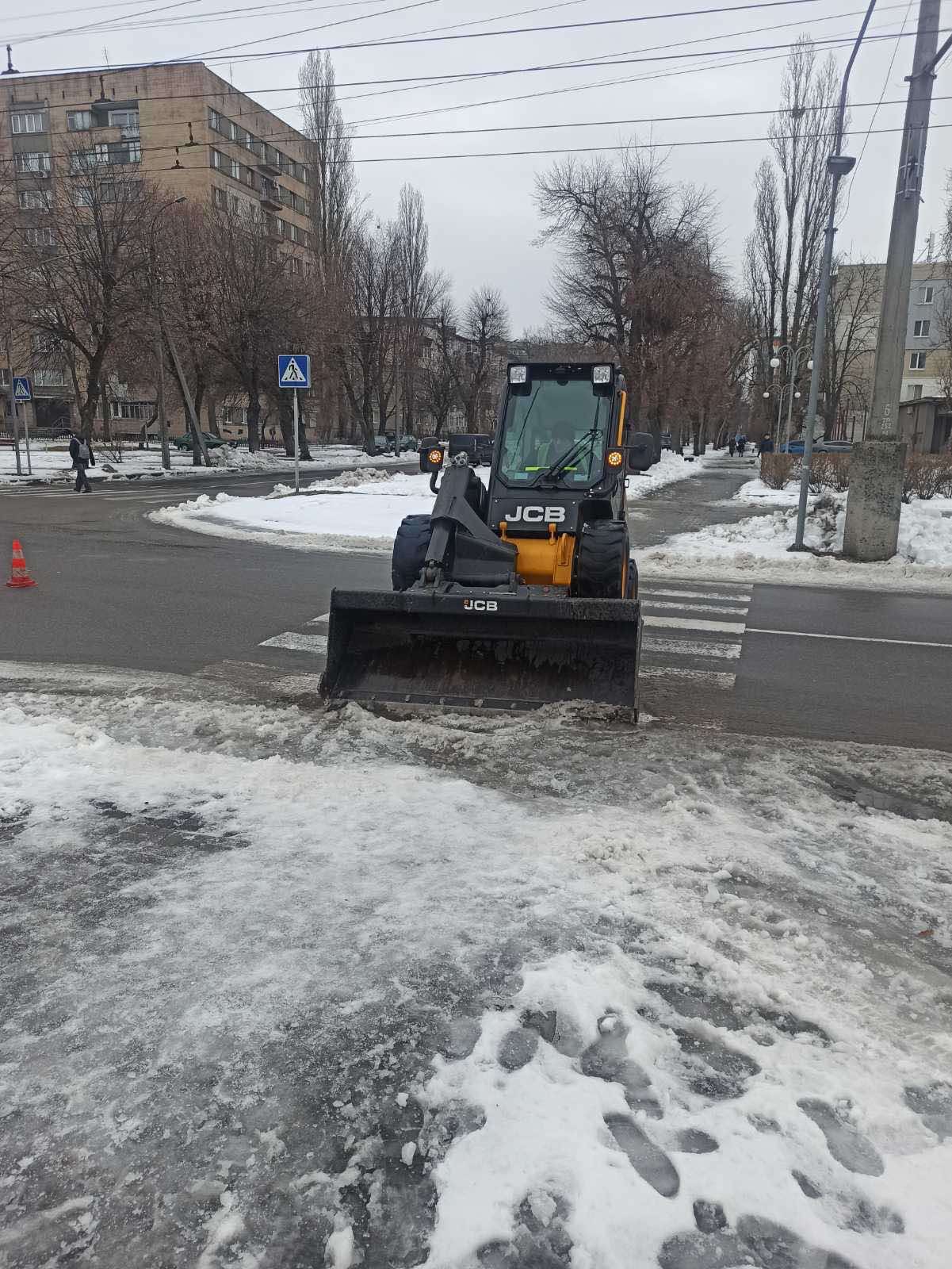 У Черкасах комунальники чистили переходи і зупинки від льоду - фото 5