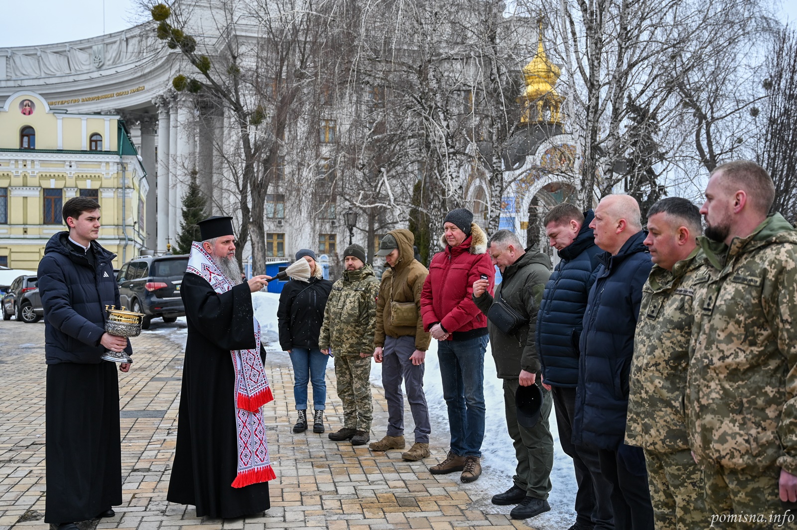 Митрополит Епіфаній благословив автомобілі та передав їх українським воїнам - фото 4