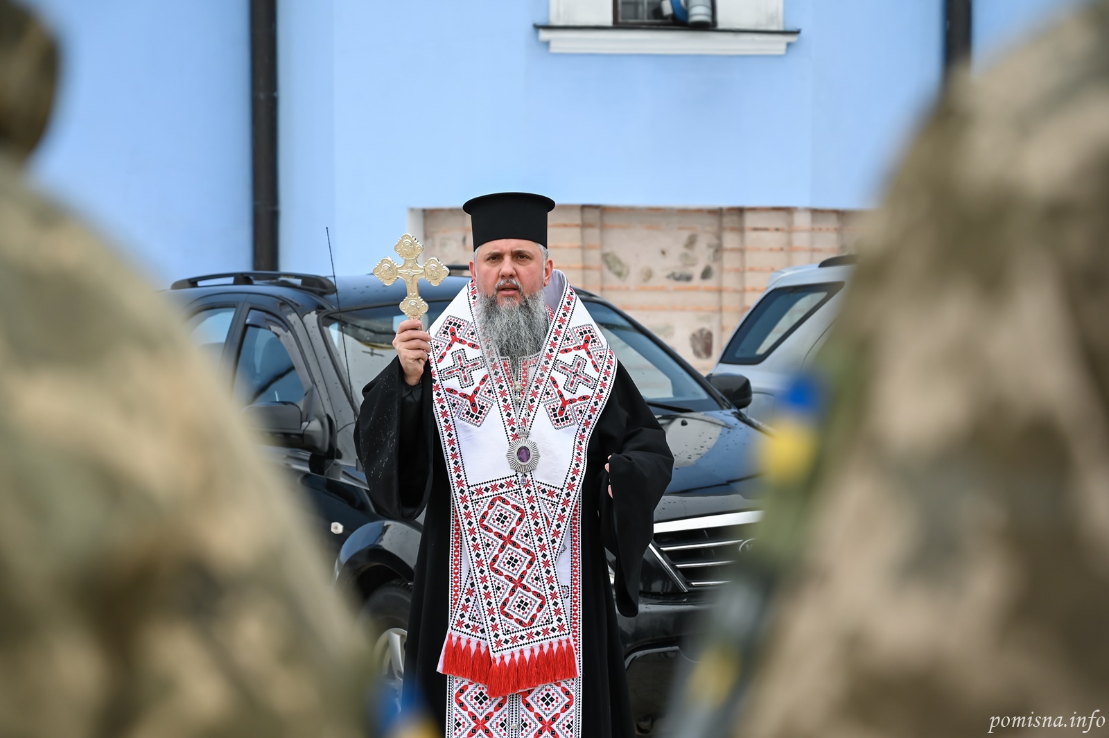 Митрополит Епіфаній благословив автомобілі та передав їх українським воїнам - фото 3