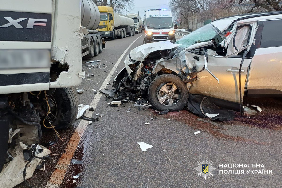 На Черкащині Toyota влетіла у вантажівку з цистерною