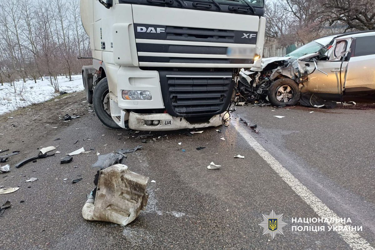 На Черкащині Toyota влетіла у вантажівку з цистерною - фото 2