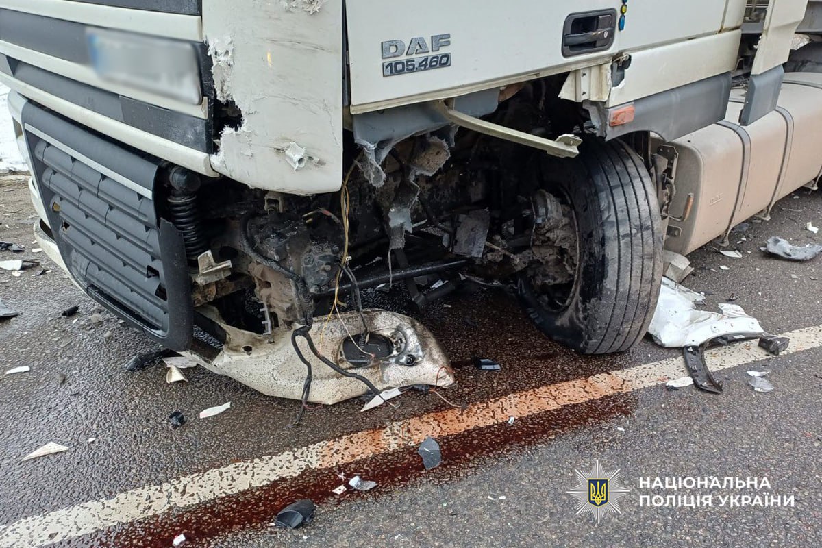 На Черкащині Toyota влетіла у вантажівку з цистерною - фото 3