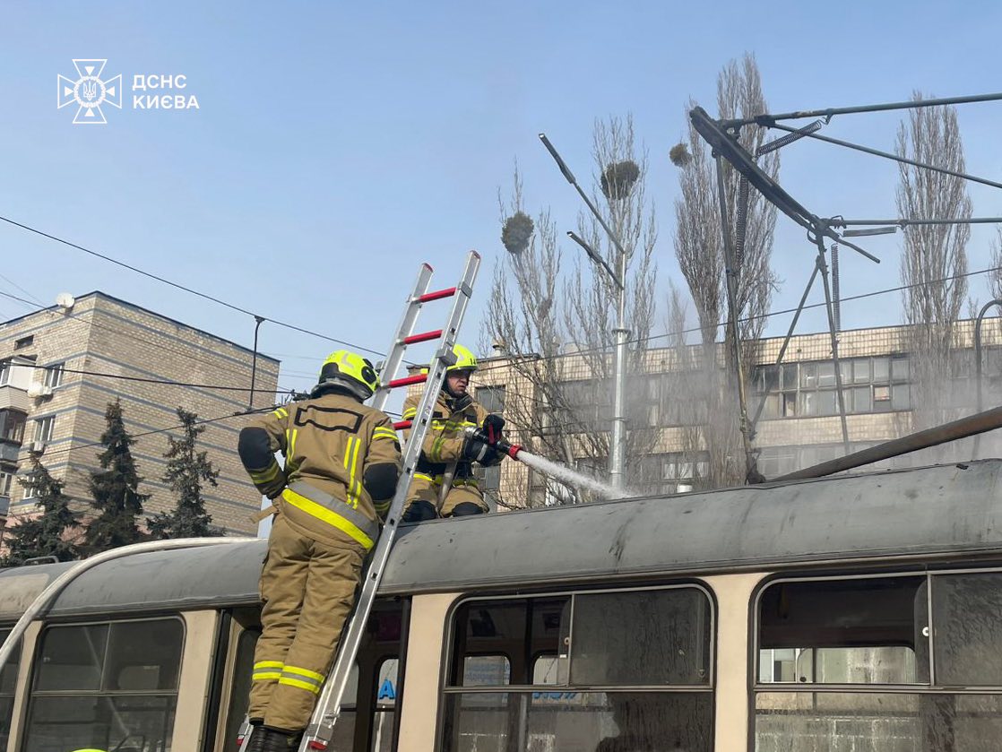 У Подільському районі Києва під час руху загорівся трамвай - фото 3