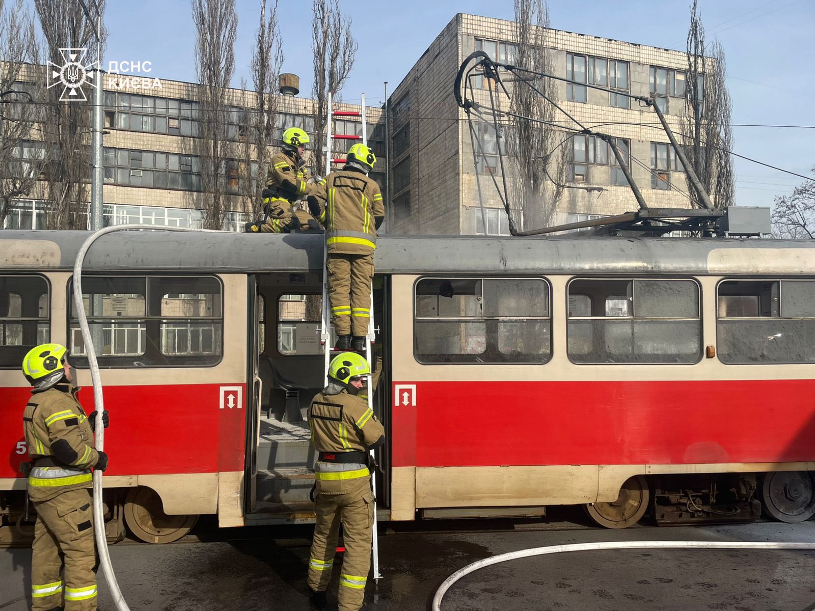 У Подільському районі Києва під час руху загорівся трамвай - фото 2