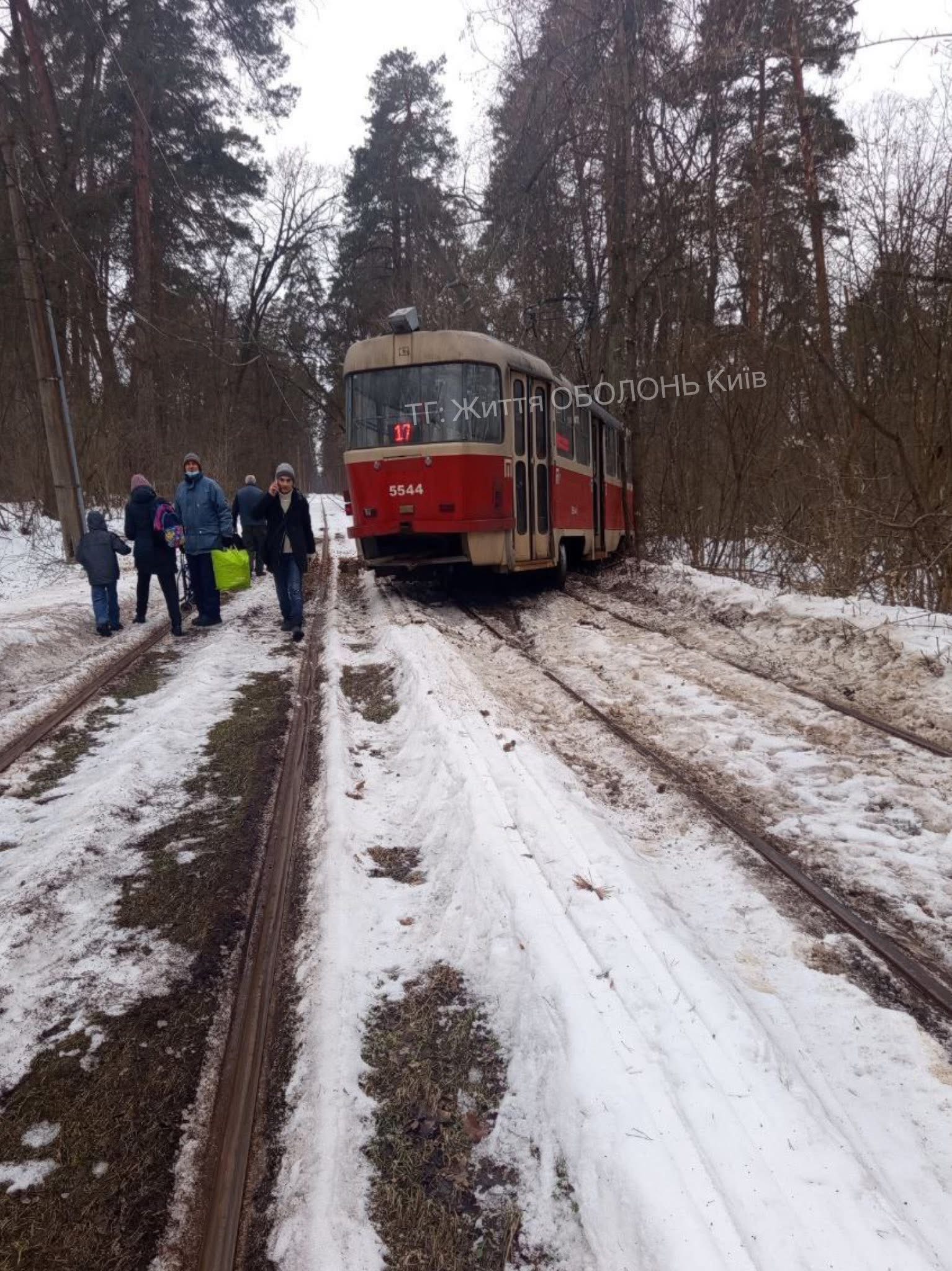 У Пущі Водиці трамвай зійшов з рейок - фото 2