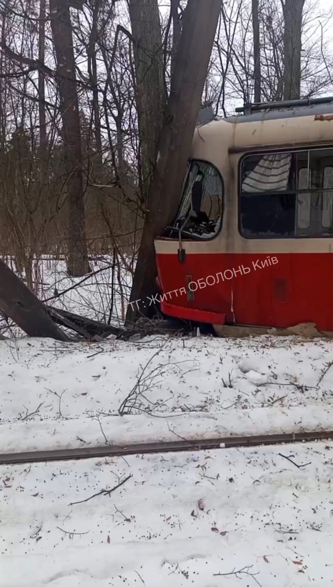 У Пущі Водиці трамвай зійшов з рейок