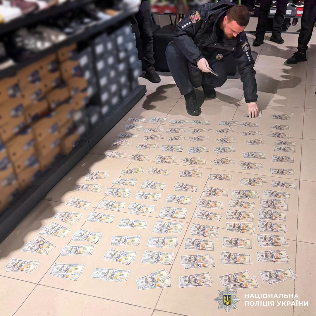 У торговому центрі затримали вінничанина за організацію «трансфера» за кордон - фото 3