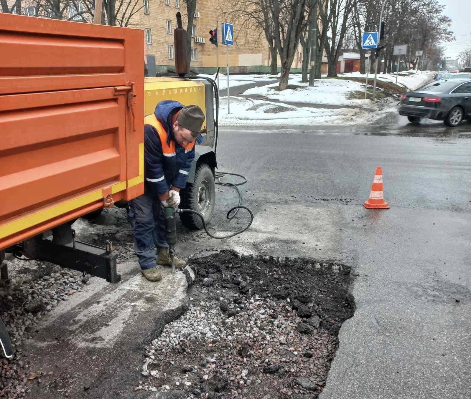 У Черкасах почали «латати» ями на дорогах - фото 5