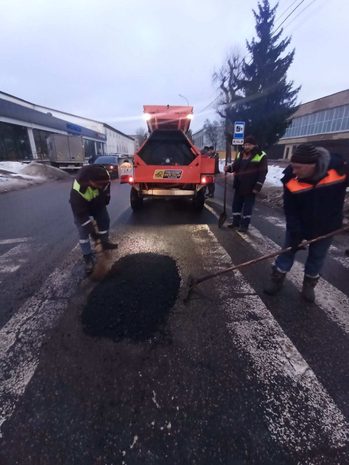 У Черкасах почали «латати» ями на дорогах