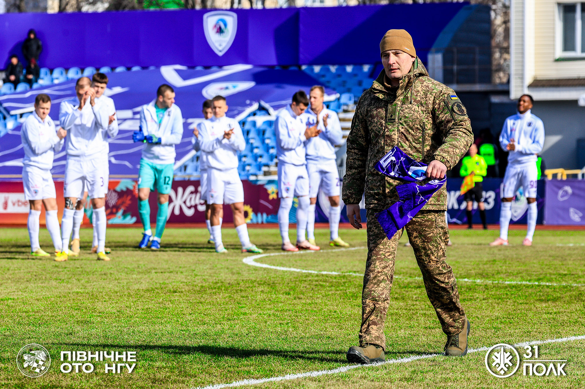 Майор з Черкащини зробив символічний перший удар по м’ячу у матчі ФК «ЛНЗ» проти ФК «Полісся» - фото 3