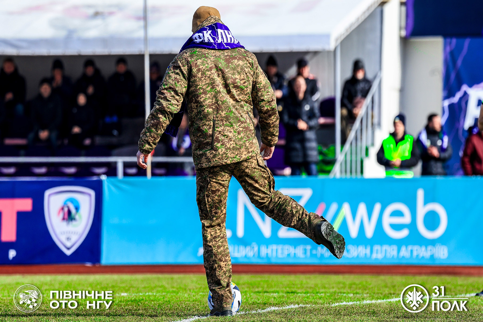 Майор з Черкащини зробив символічний перший удар по м’ячу у матчі ФК «ЛНЗ» проти ФК «Полісся» - фото 2