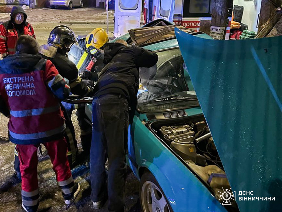 Рятувальники різали метал, щоб дістати з машини водія після ДТП у Вінниці