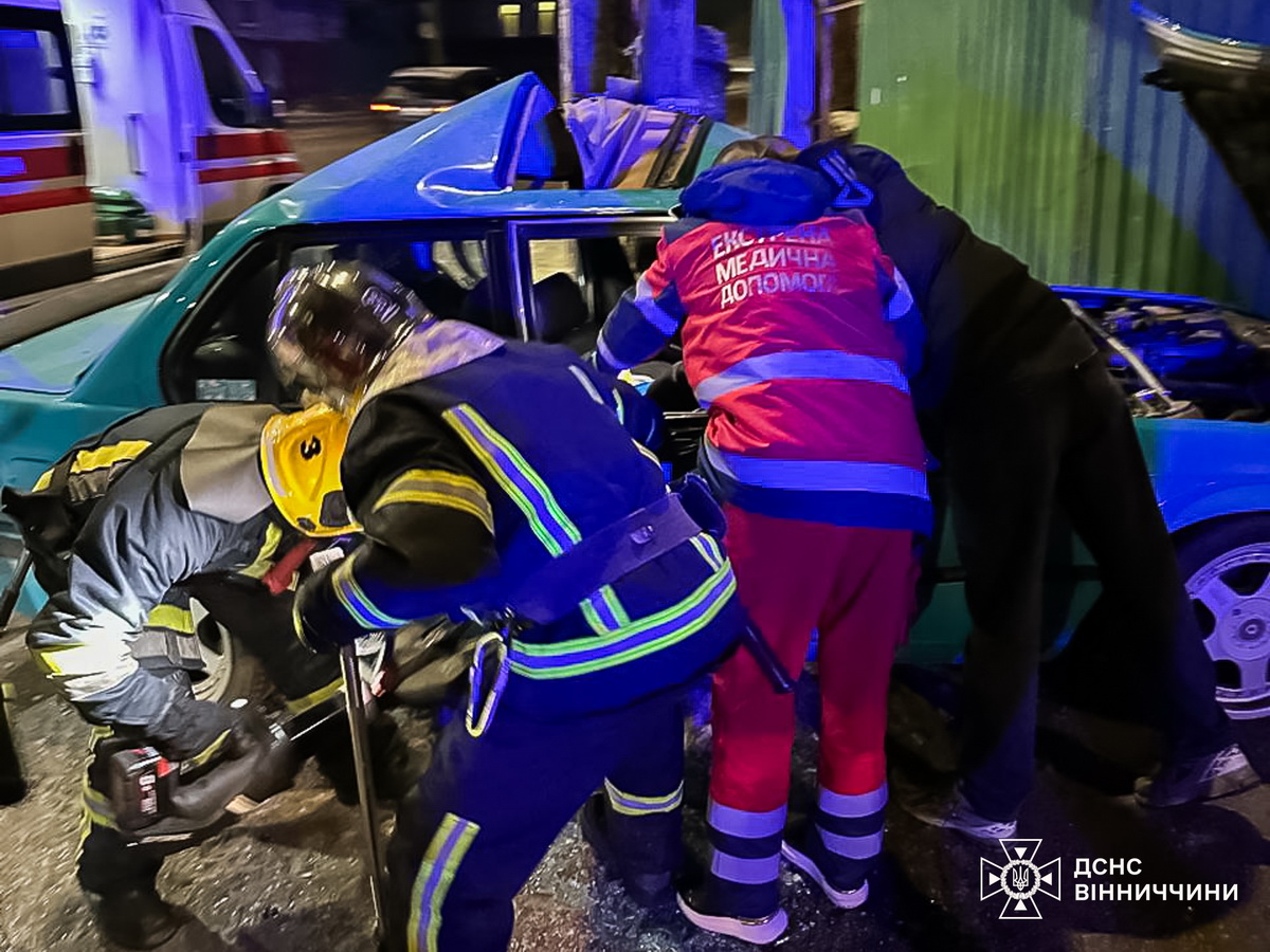Рятувальники різали метал, щоб дістати з машини водія після ДТП у Вінниці - фото 2