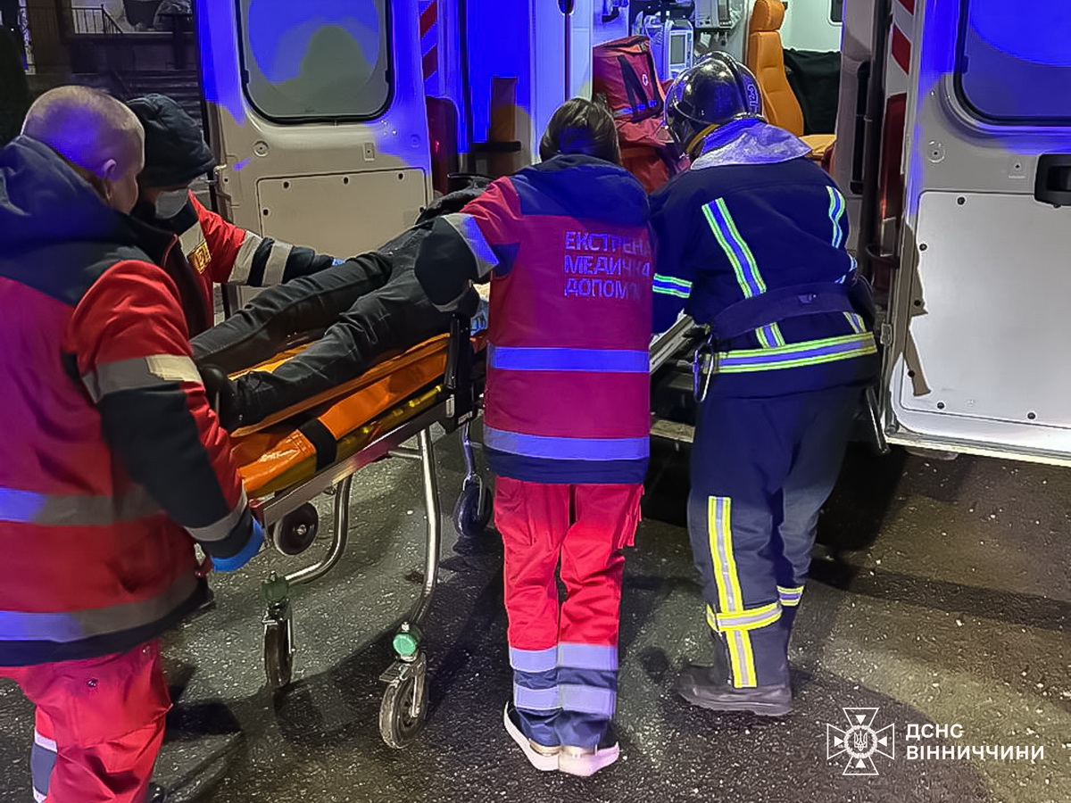 Рятувальники різали метал, щоб дістати з машини водія після ДТП у Вінниці - фото 3