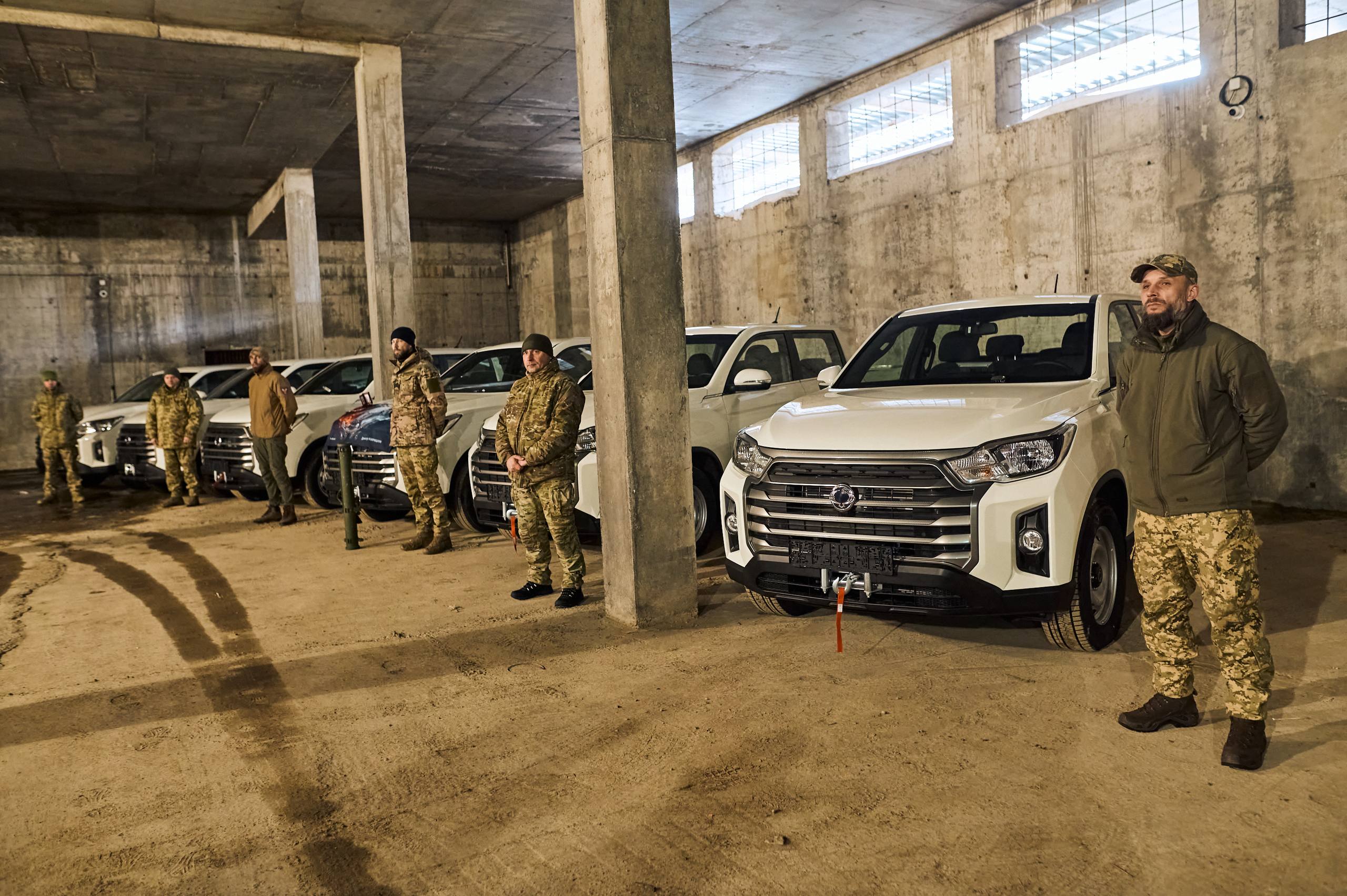 Київщина передала 6 нових пікапів підрозділу «Архангел»