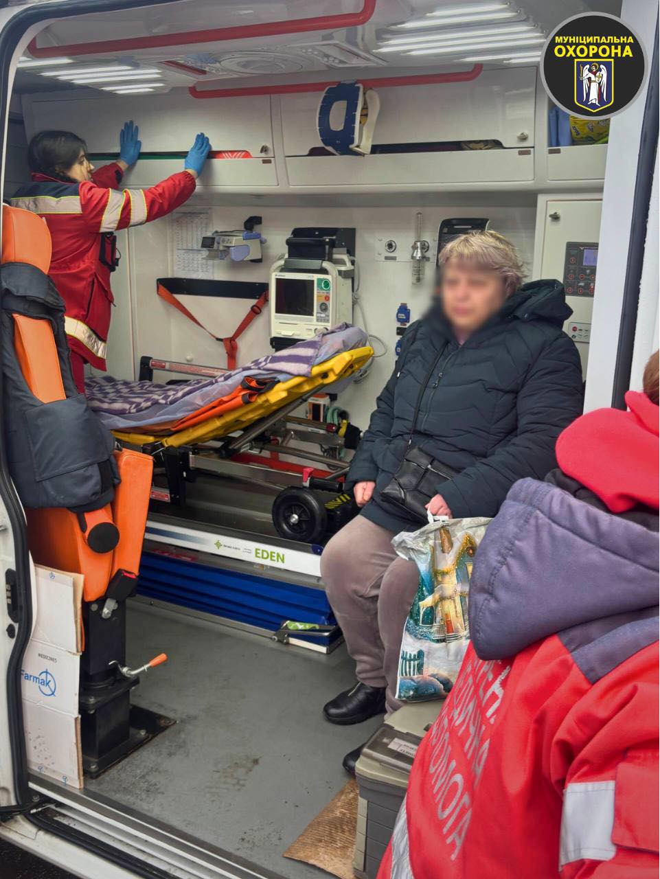 У Києві муніципали допомогли жінці, яка впала на тротуарі