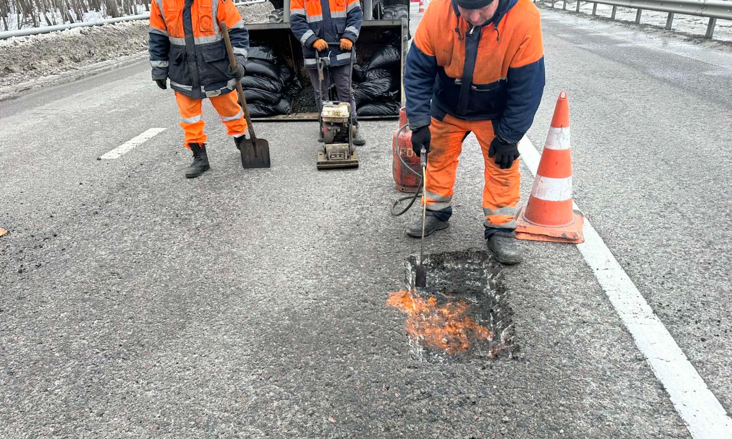 Ліквідують ями на двох міжнародних трасах, що проходять Черкаською областю