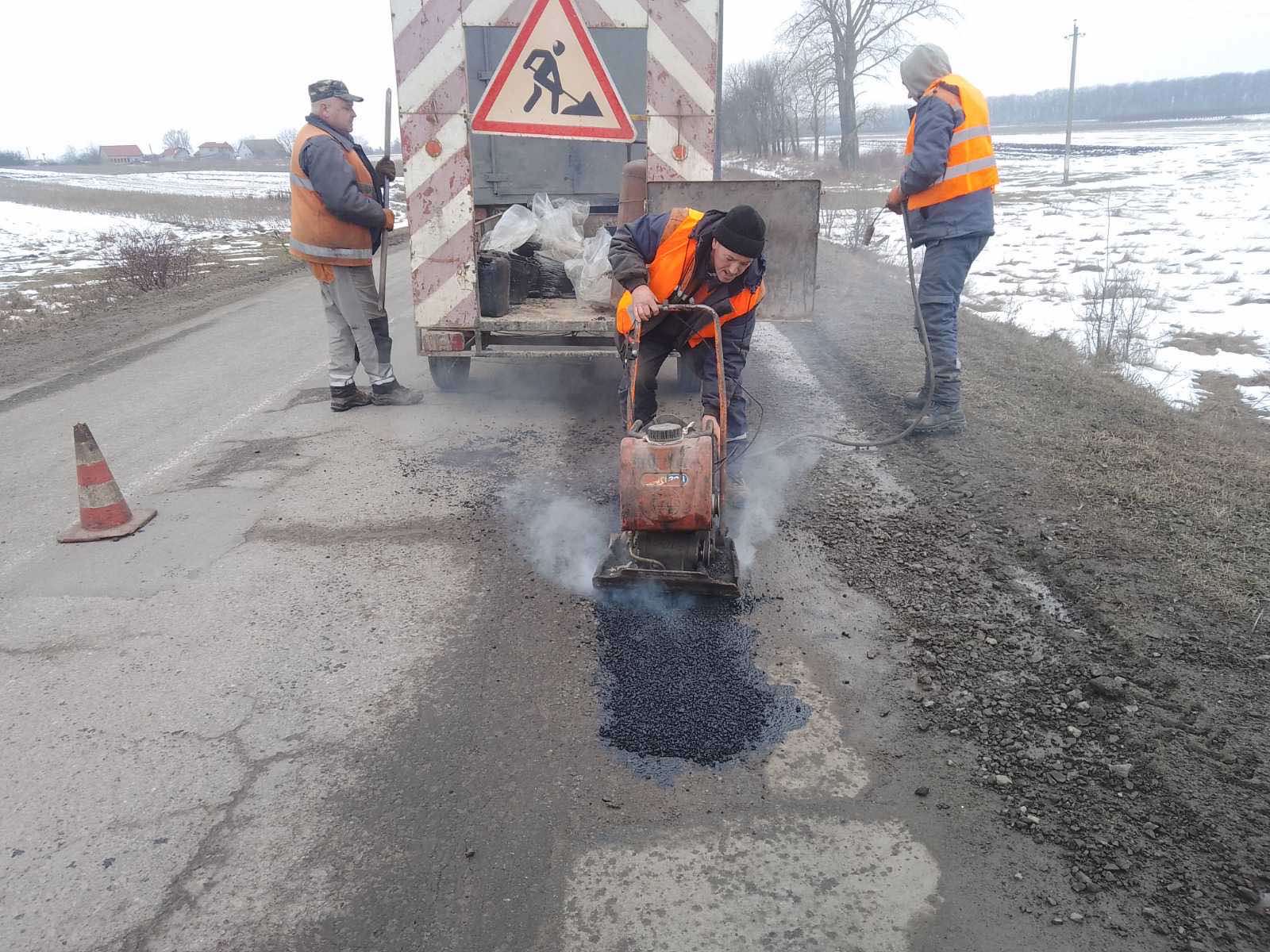 Холодним асфальтобетоном ремонтують дорогу М-19 на Черкащині