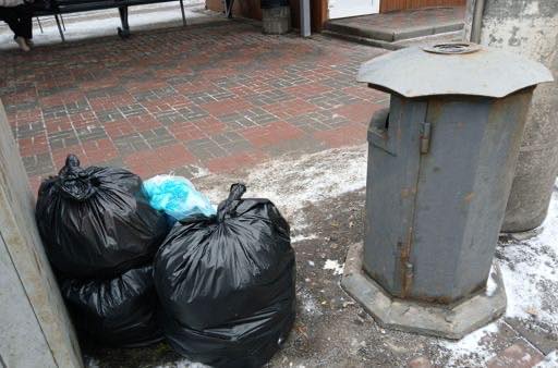 У Вінниці громадяни складали пакети зі сміттям біля зупинок - фото 4