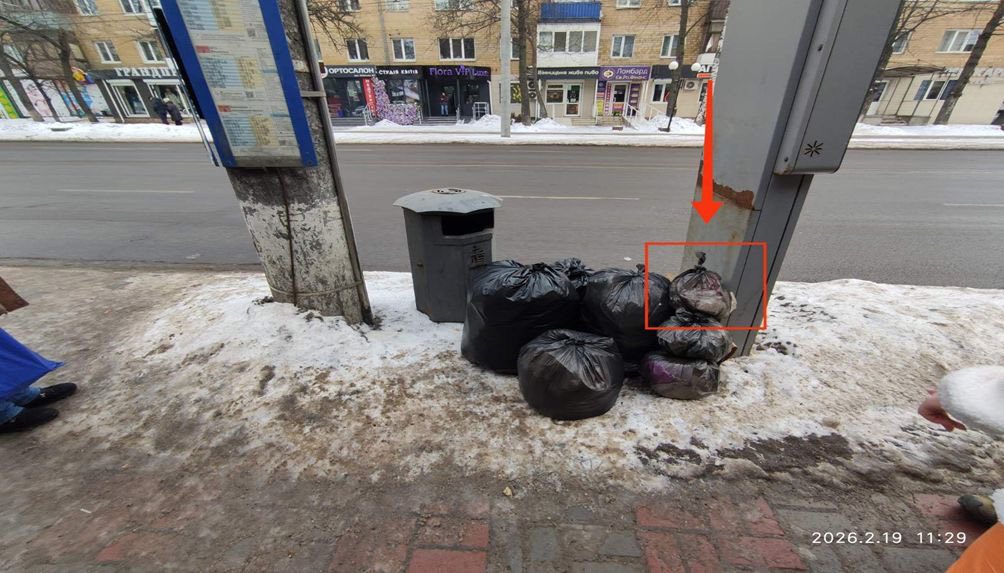 У Вінниці громадяни складали пакети зі сміттям біля зупинок - фото 2