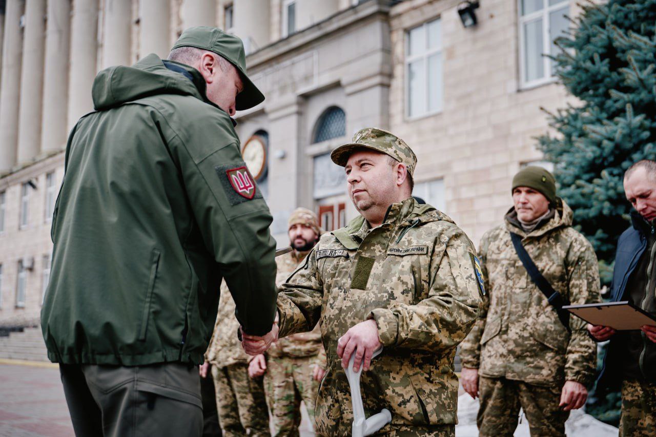 Черкаській 118 окремій бригаді ТрО передали автомайстерню і автобус. Фото