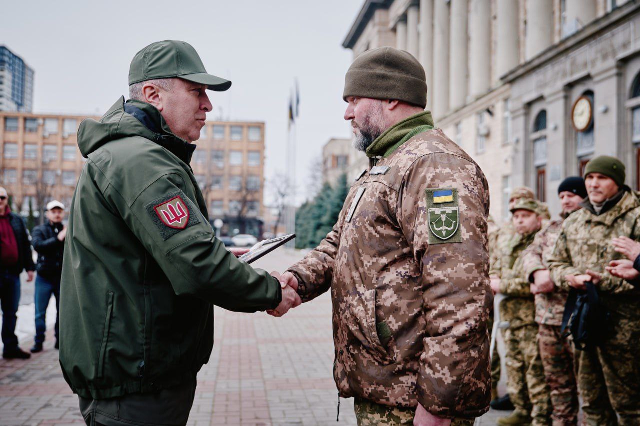 Черкаській 118 окремій бригаді ТрО передали автомайстерню і автобус. Фото - фото 2