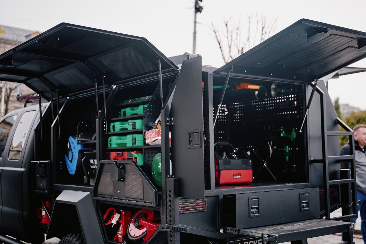 Черкаській 118 окремій бригаді ТрО передали автомайстерню і автобус. Фото - фото 3