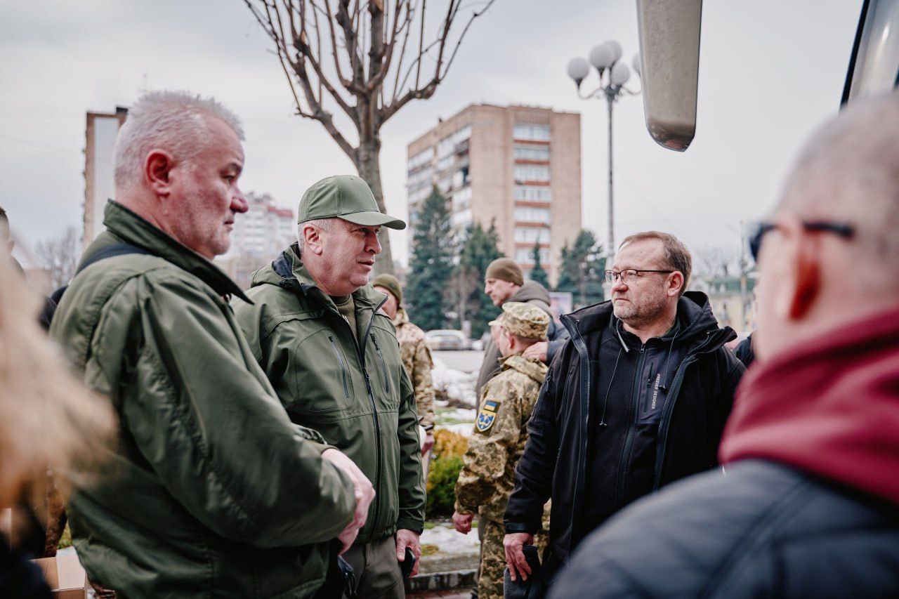 Черкаській 118 окремій бригаді ТрО передали автомайстерню і автобус. Фото - фото 4