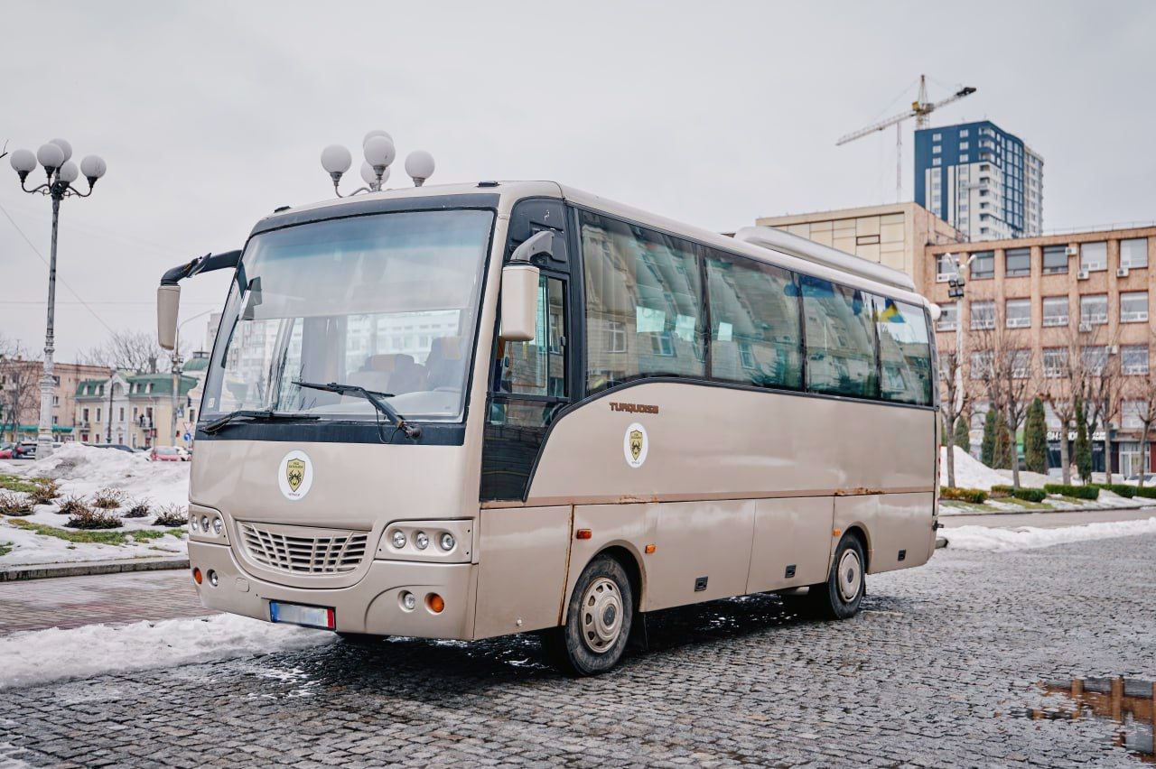 Черкаській 118 окремій бригаді ТрО передали автомайстерню і автобус. Фото - фото 5