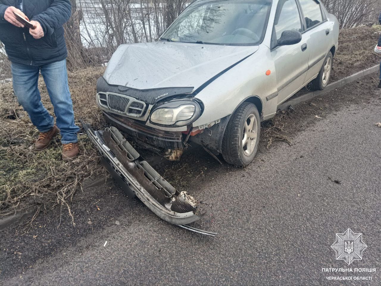 Відлетіло колесо: у Черкасах Lanos в’їхав у стовп