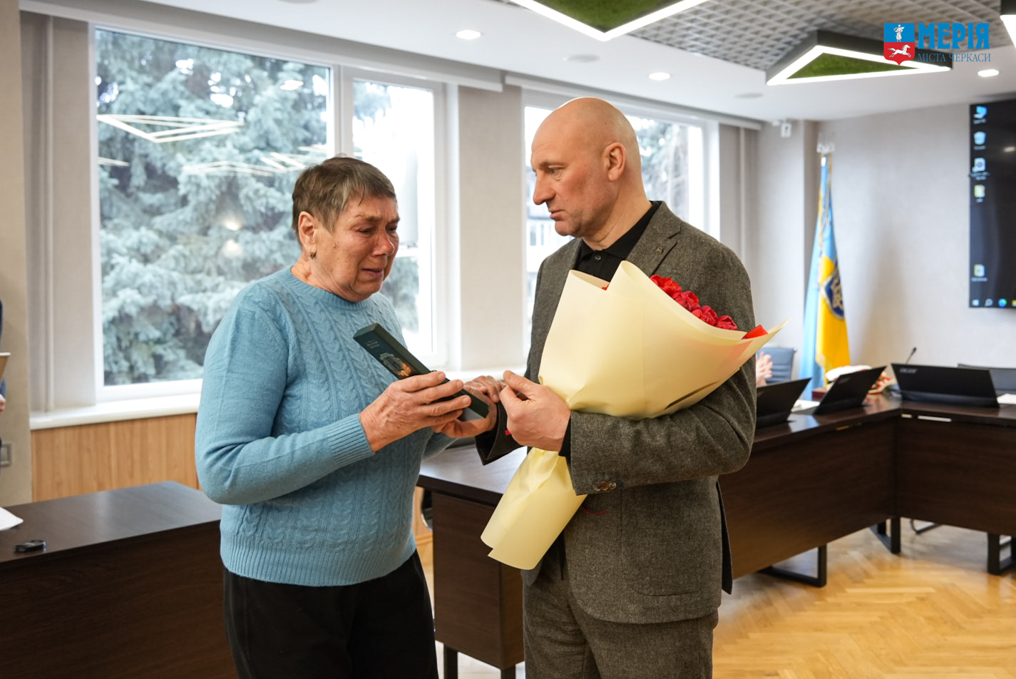 У Черкасах мама загиблого воїна Валентина Іщенка передала 1 млн грн на ЗСУ