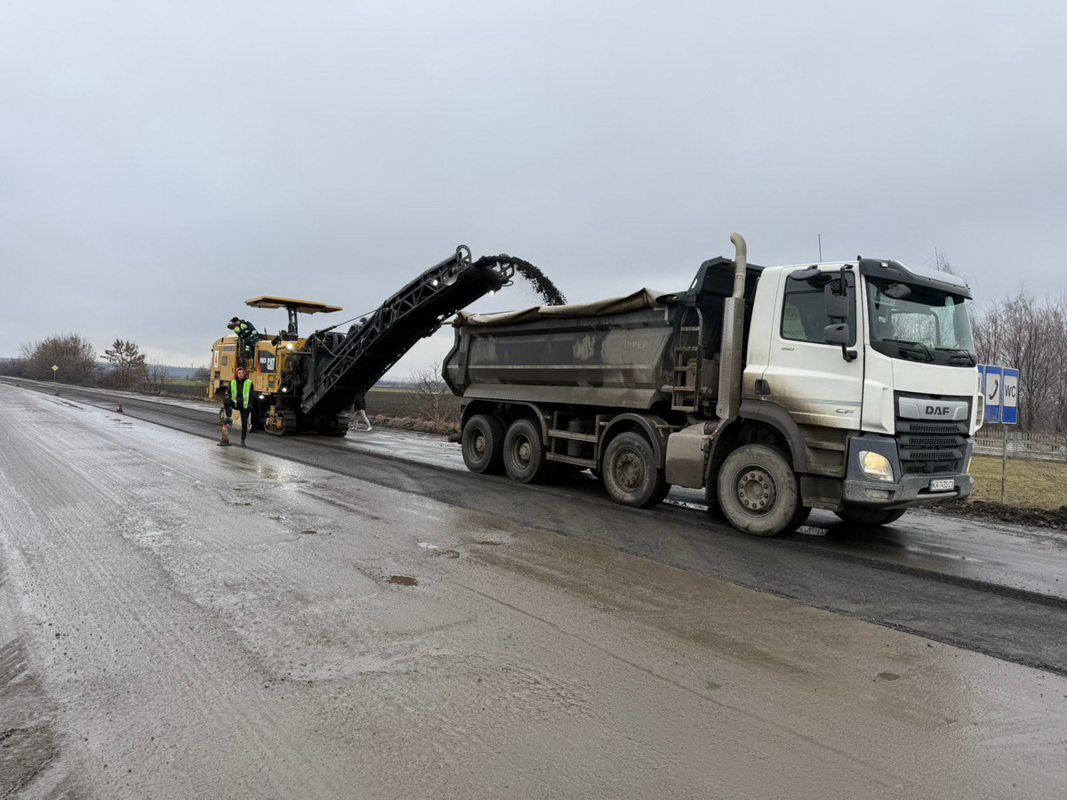 Дорога М-21 у лідерах відновлення: на трасі через Вінниччину за добу ліквідували велику кількість ям