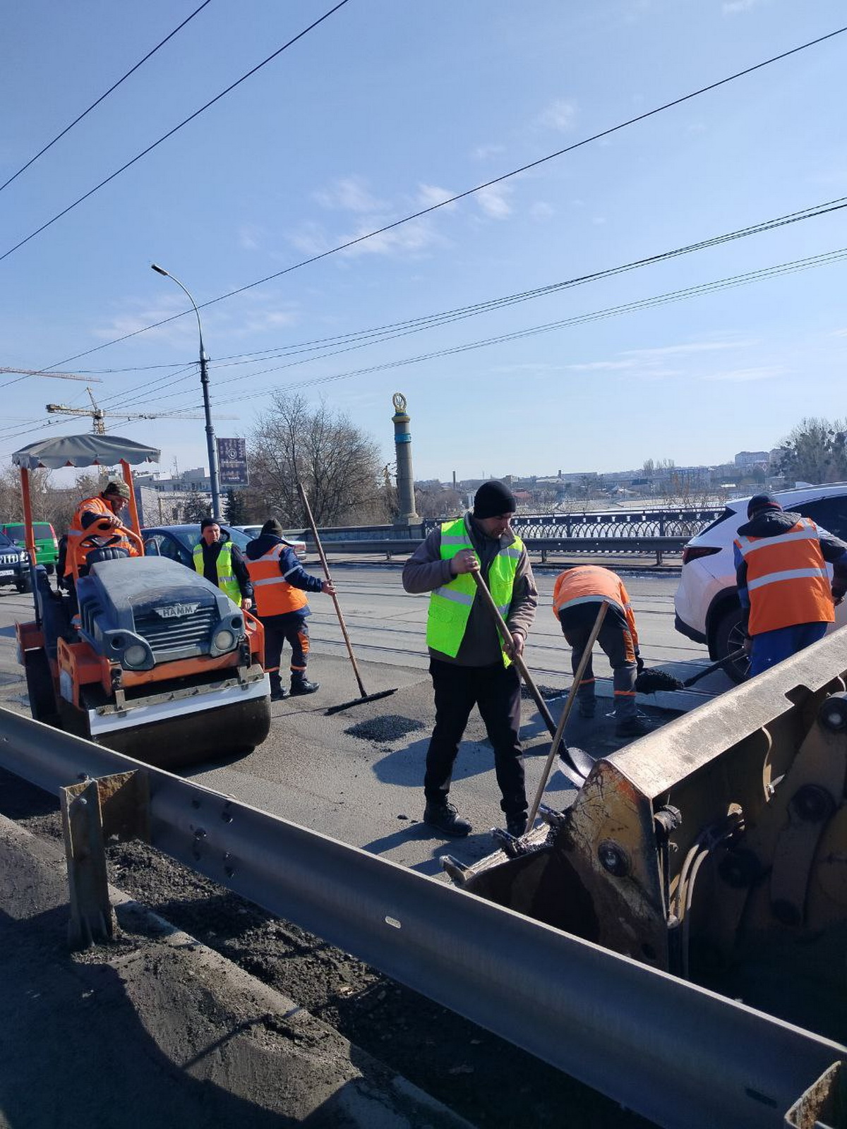 На центральному мосту й семи вулицях Вінниці проводять ямкові ремонти - фото 2