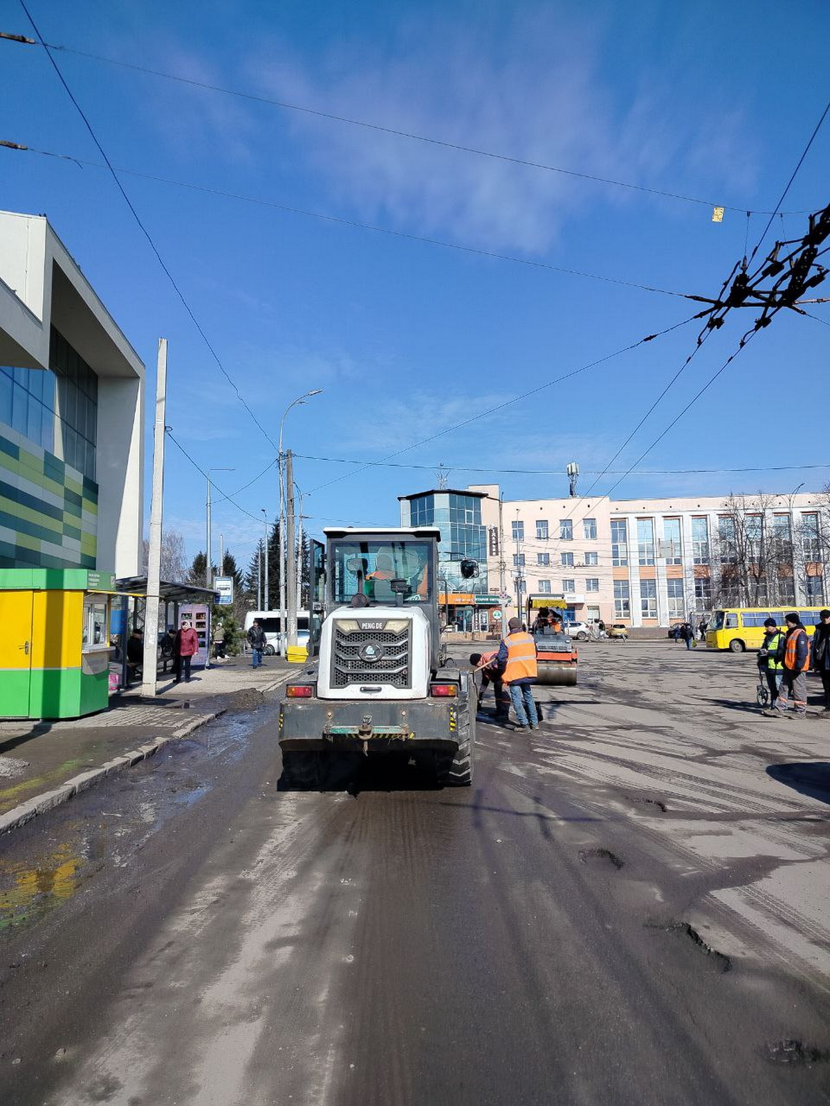 На центральному мосту й семи вулицях Вінниці проводять ямкові ремонти - фото 3