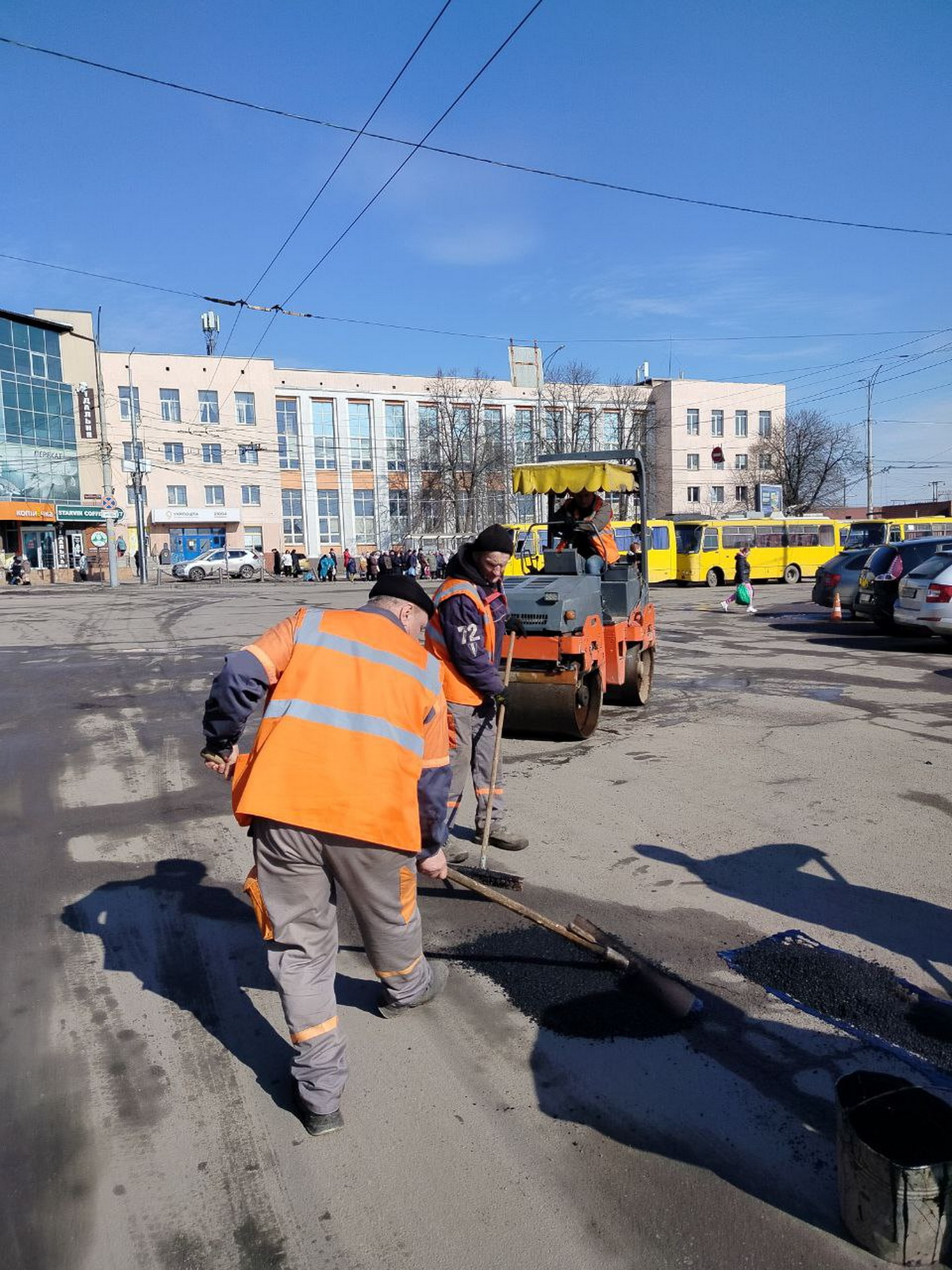 На центральному мосту й семи вулицях Вінниці проводять ямкові ремонти - фото 4