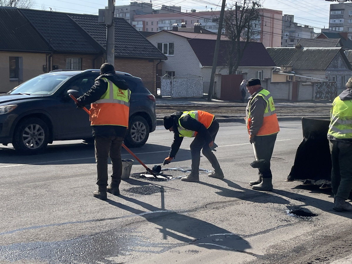 На центральному мосту й семи вулицях Вінниці проводять ямкові ремонти - фото 6